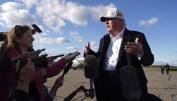 实配网配资 王毅外长一锤定音! 中俄同时宣告, 特朗普联俄大计彻底破产