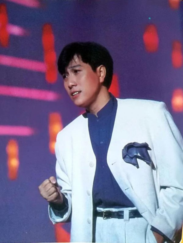 快牛策略 潘安邦：28岁登上春晚一唱而红，观众以为他隐退多年，其实已经去世12年