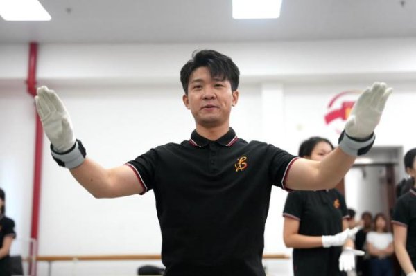 金盛网 退役大学生士兵天安门广场圆指挥梦 梦想终成现实